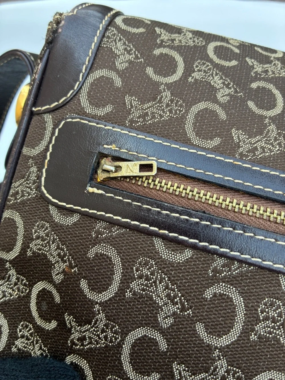 Pre-loveAuthentic Celine Vintage Brown Handbag – Timeless Chic Style - Picture 9 of 16